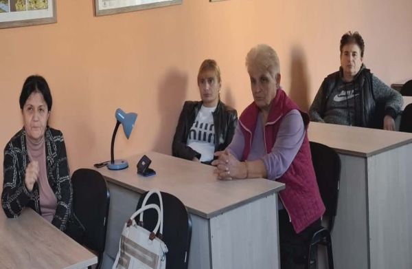 მუშაობა სხვადასხვა თემში